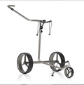 Edelstalen JuCad Drive 3.0 elektrische golftrolley met afstandsbediening en compact ontwerp, geschikt voor comfortabel golfen.