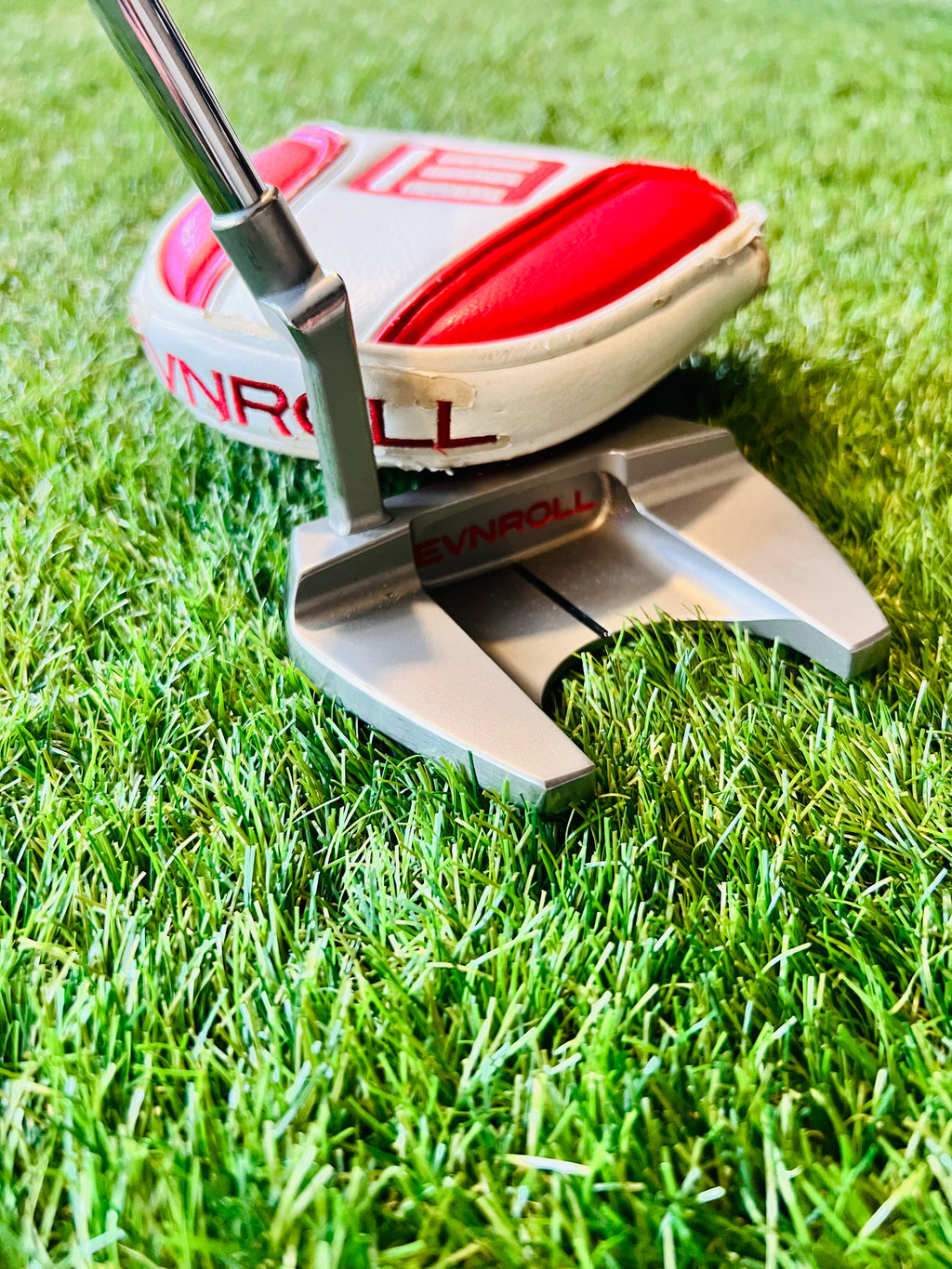 Zijaanzicht van de EVNROLL ER5V putter