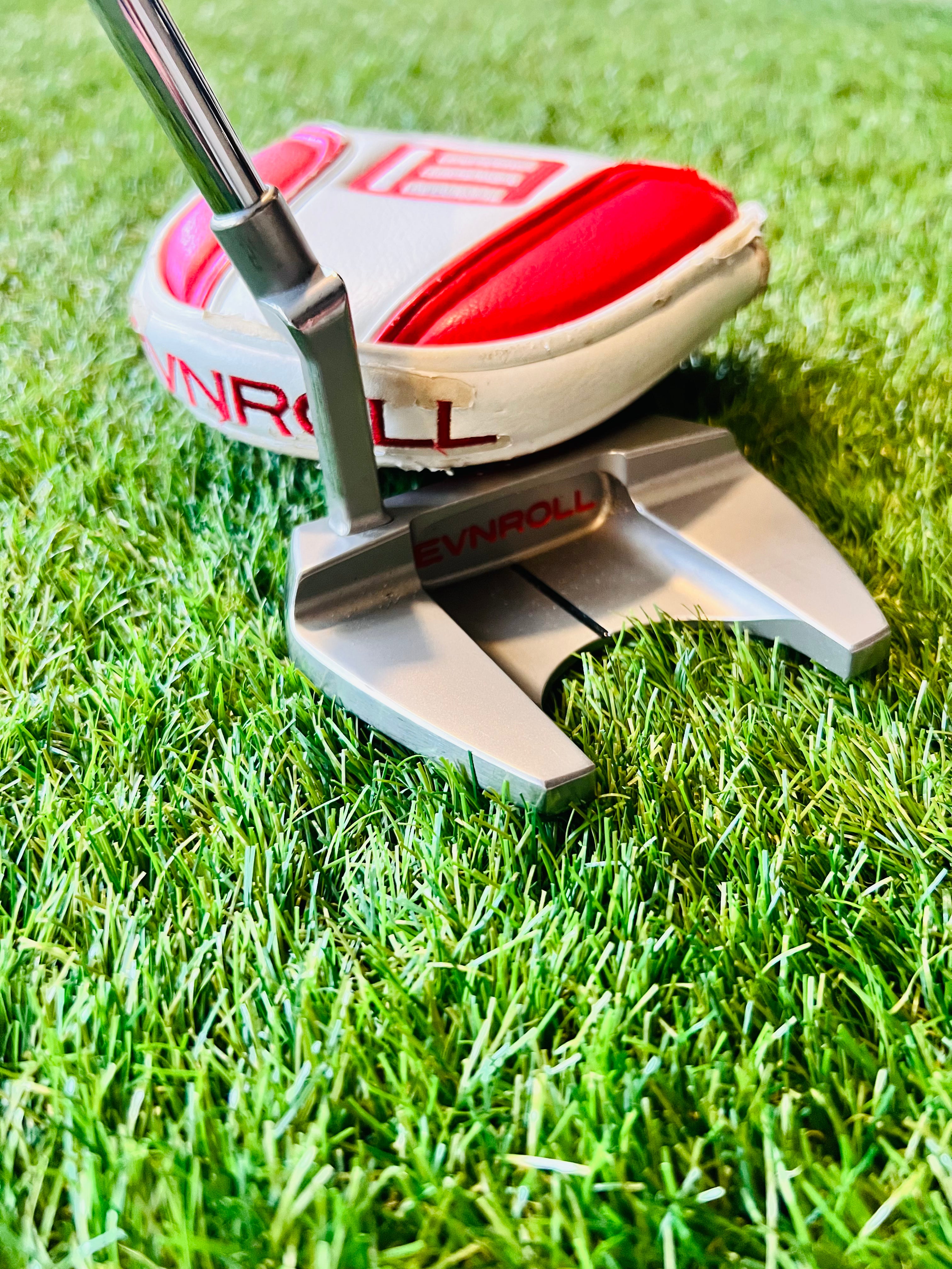 Zijaanzicht van de EVNROLL ER5V putter