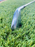 Titelist 712U 4 ijzer van Thom's Golfgear, close-up van het golfclub met blauwe grip en metalen clubkop.