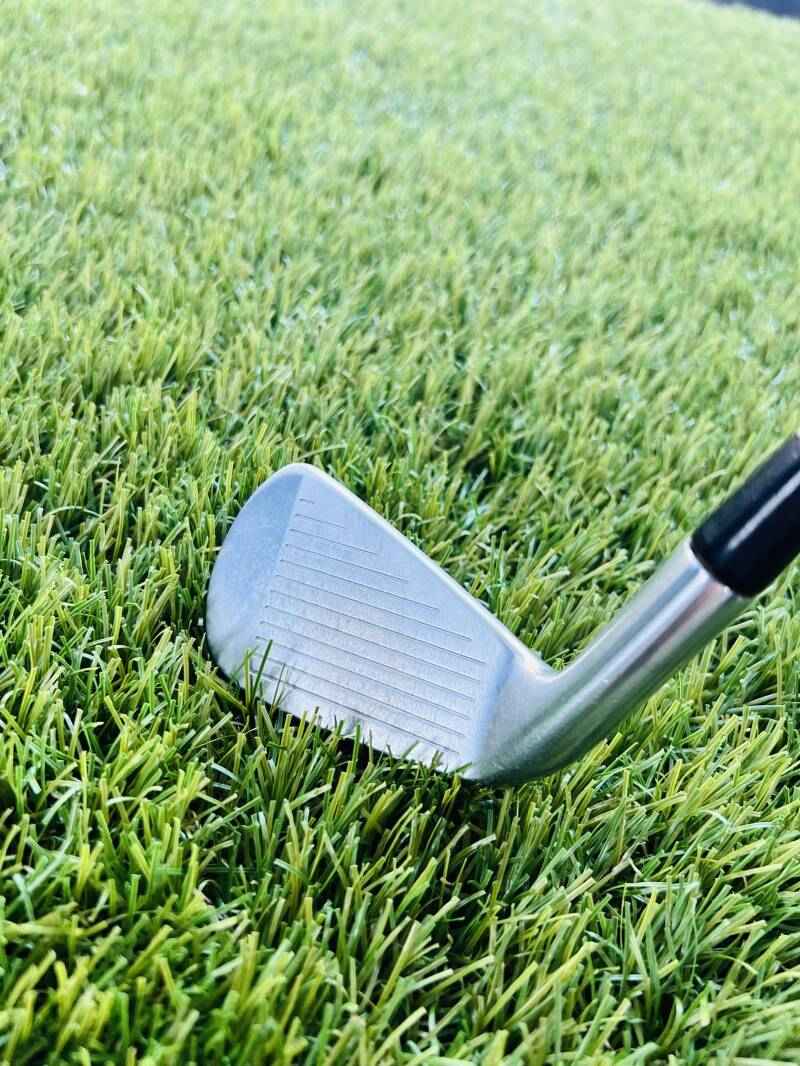 Titleist 712U golf 4 ijzer met houten grip en stalen shaft, zichtbaar op Thom's Golfgear afbeelding.