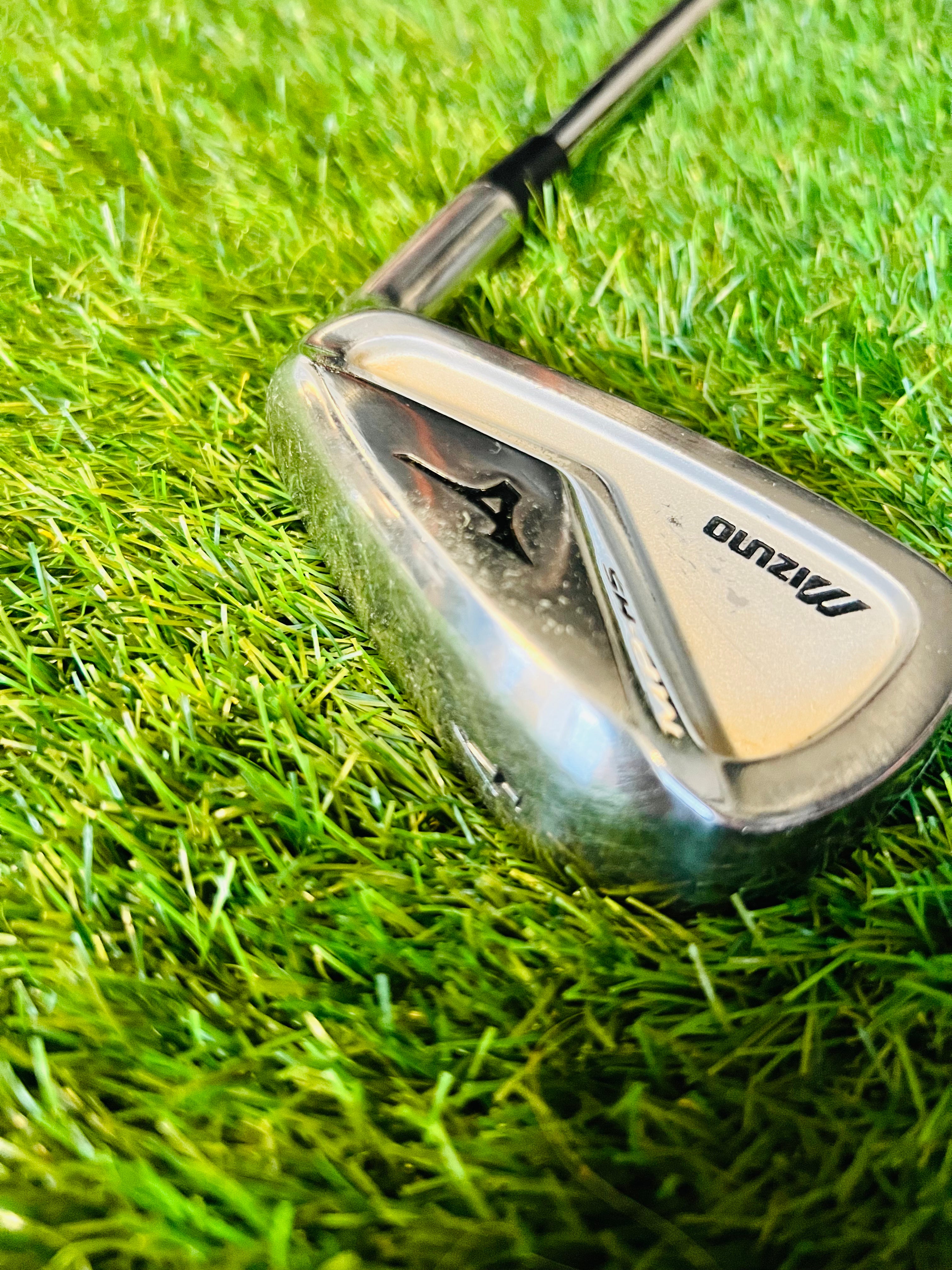 Close up van de Mizuno MP-H5 4 ijzers
