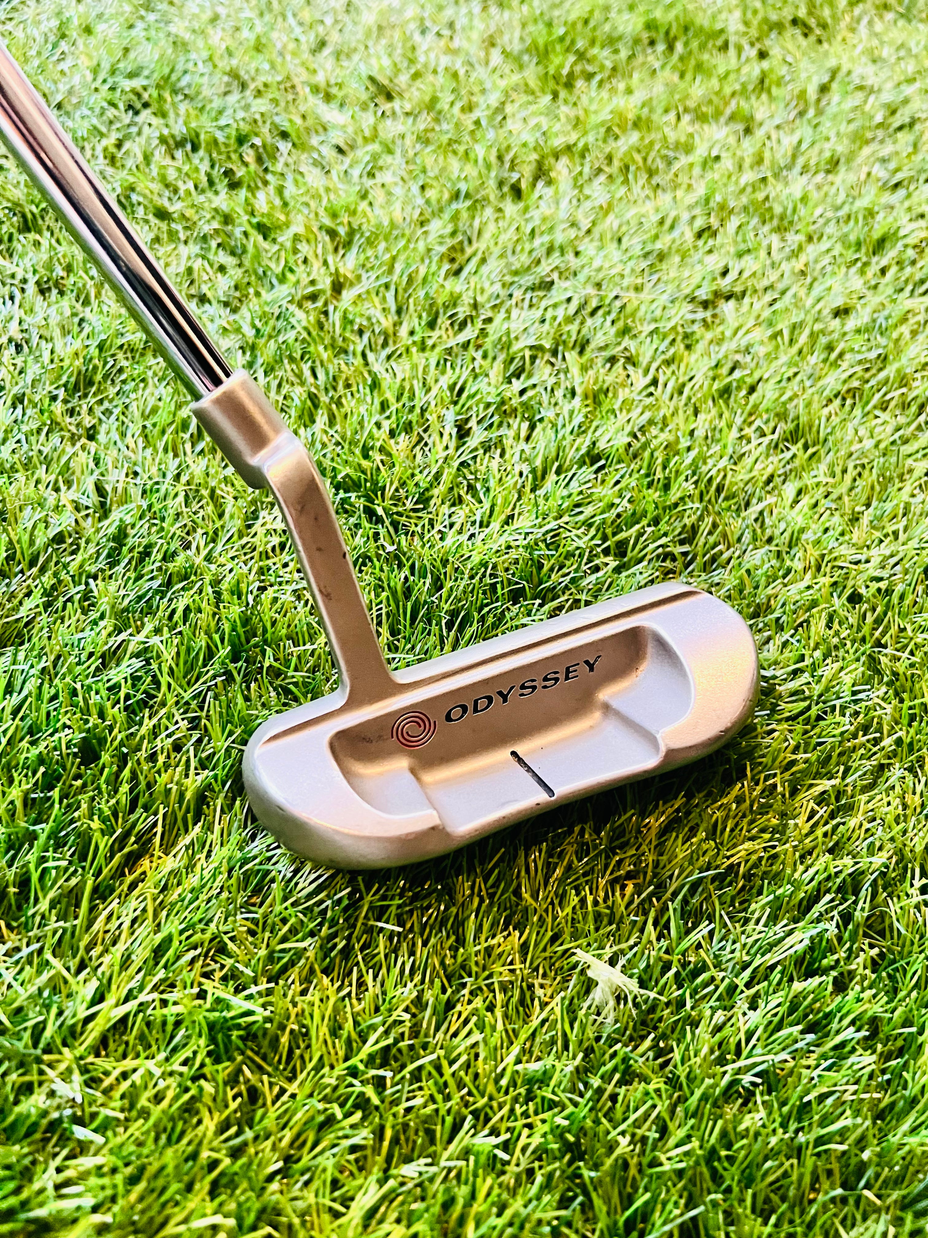 Zijaanzicht van Odyssey White Hot