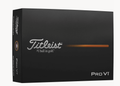 Titleist Pro V1 golfballen van Thom's Golfgear, close-up van de witte golfbal met merknaam en logo zichtbaar