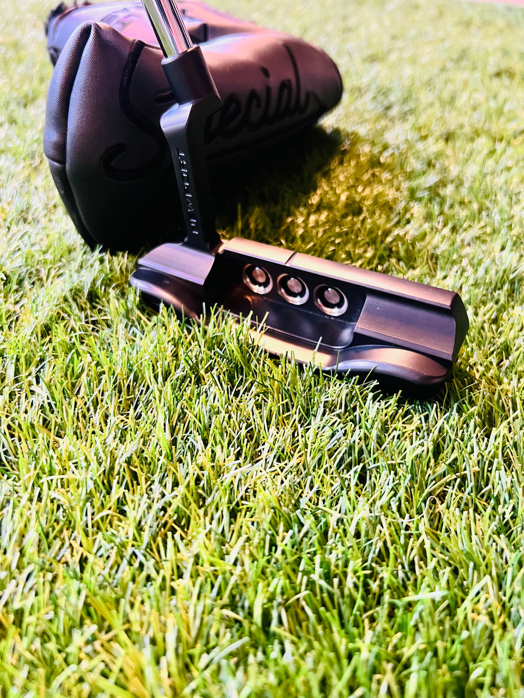 Zijaanzicht op gras Titleist Scotty Cameron Jetset Black