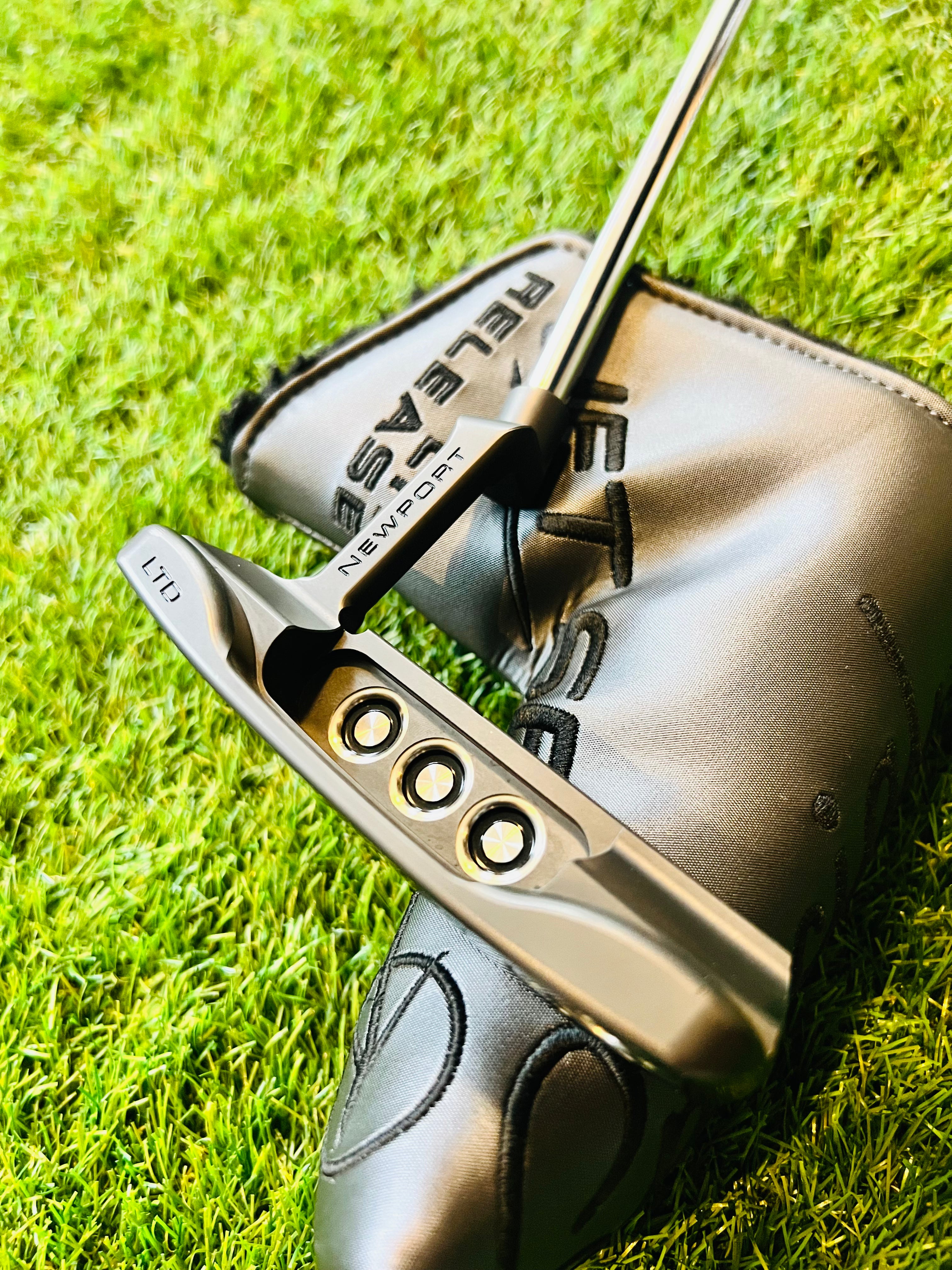 Scotty Cameron Jet Set Black Zijaanzicht