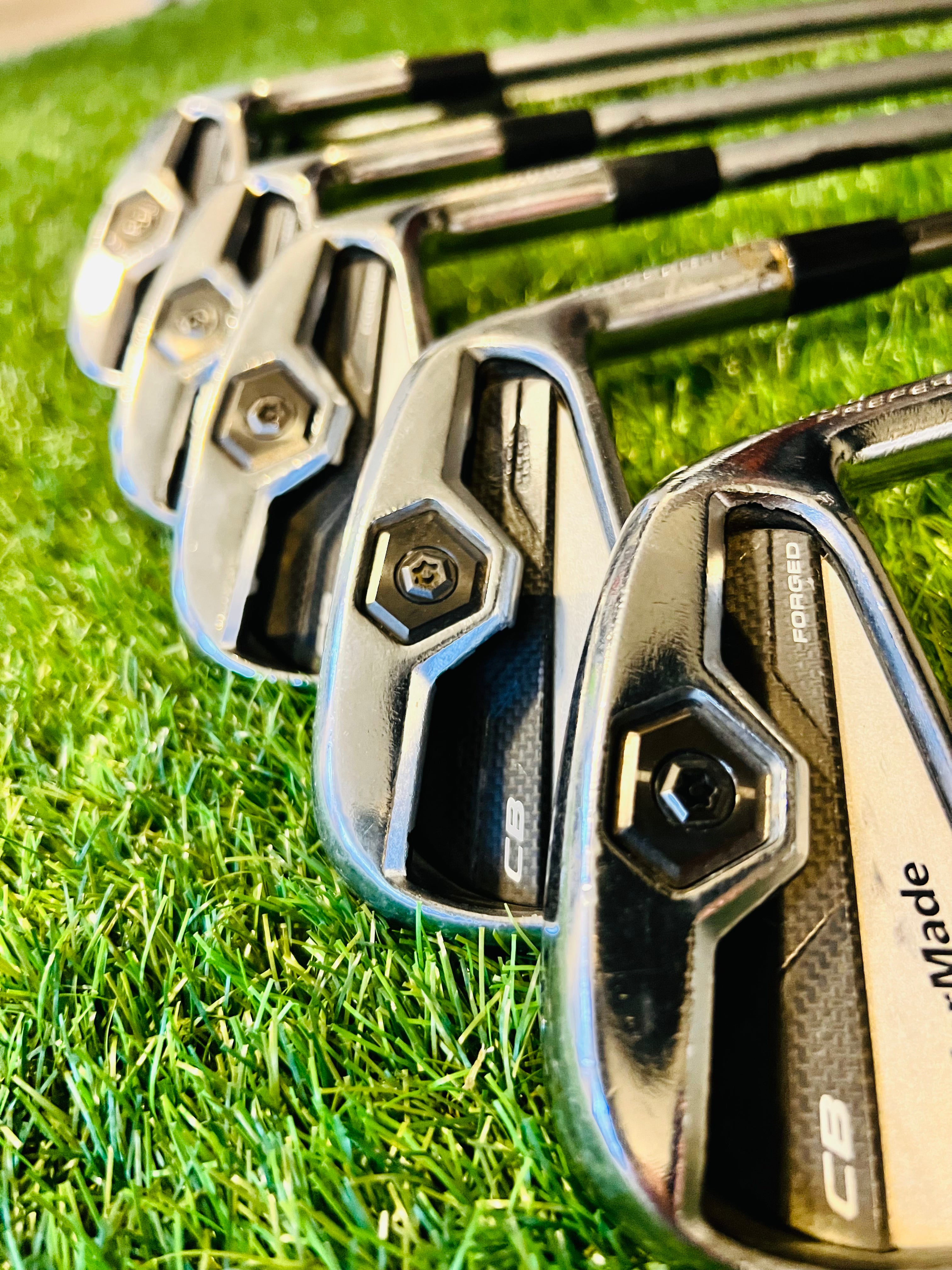 Close up van de Taylormade CB Forged Ijzers
