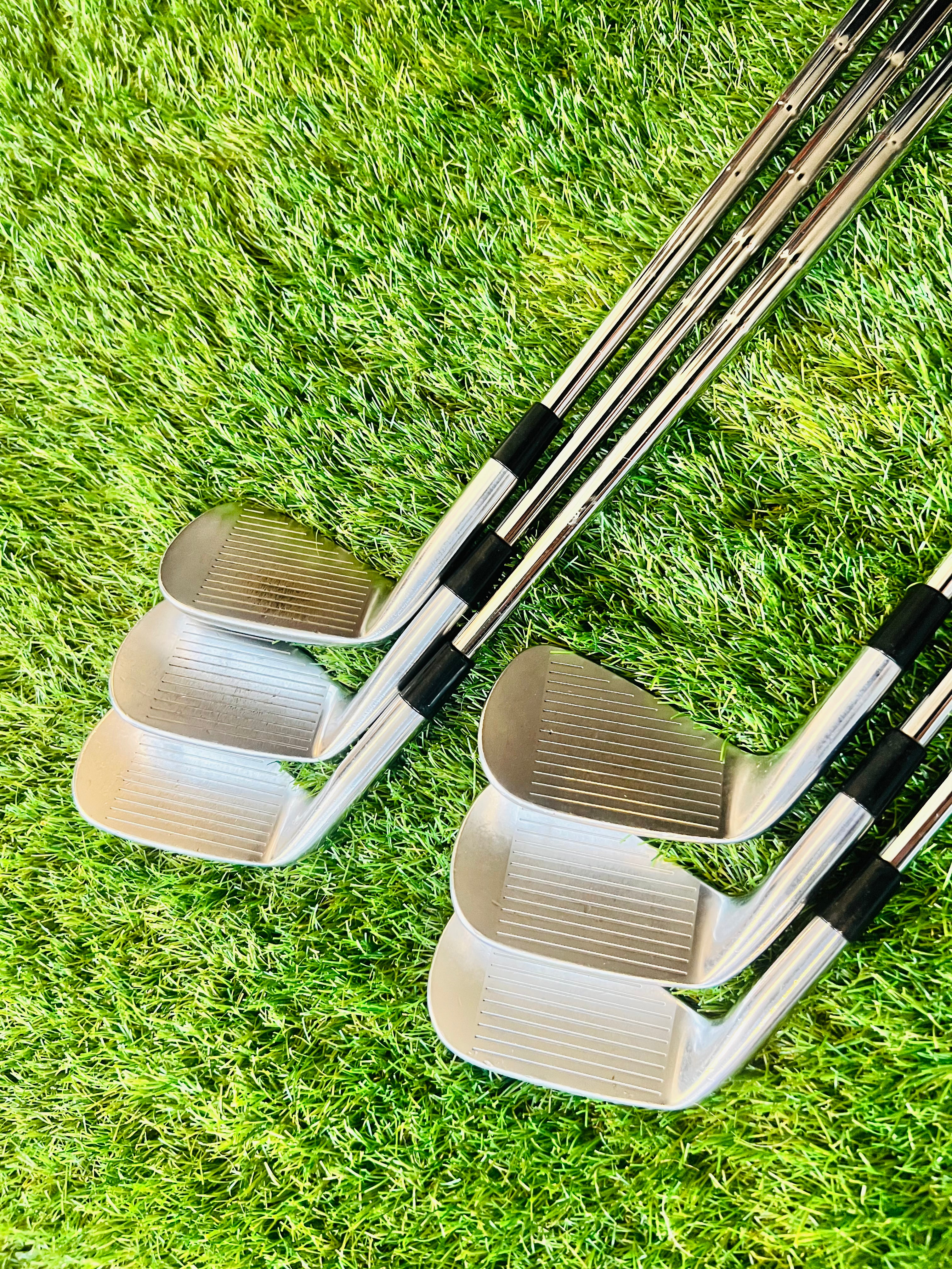 Clubbladen van de Taylormade P-7MC ijzers