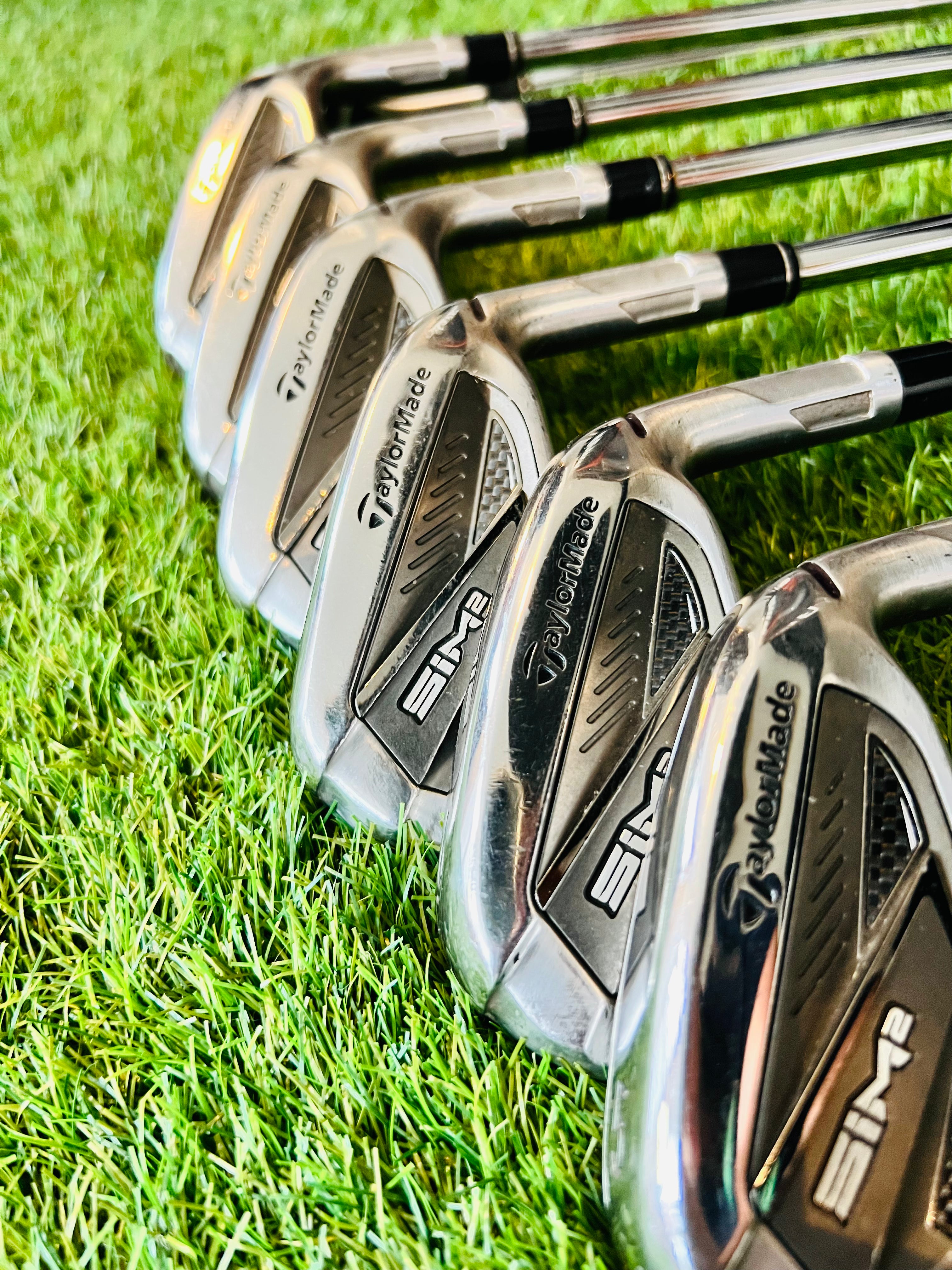 Close up van de Taylormade SIM 2 MAX ijzers
