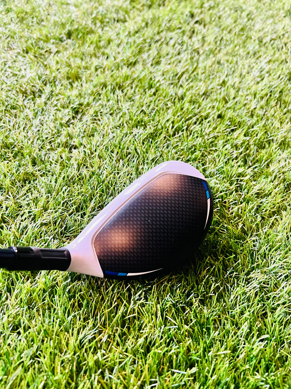 Bovenaanzicht van de Taylormade Sim 2 Max Hybride 