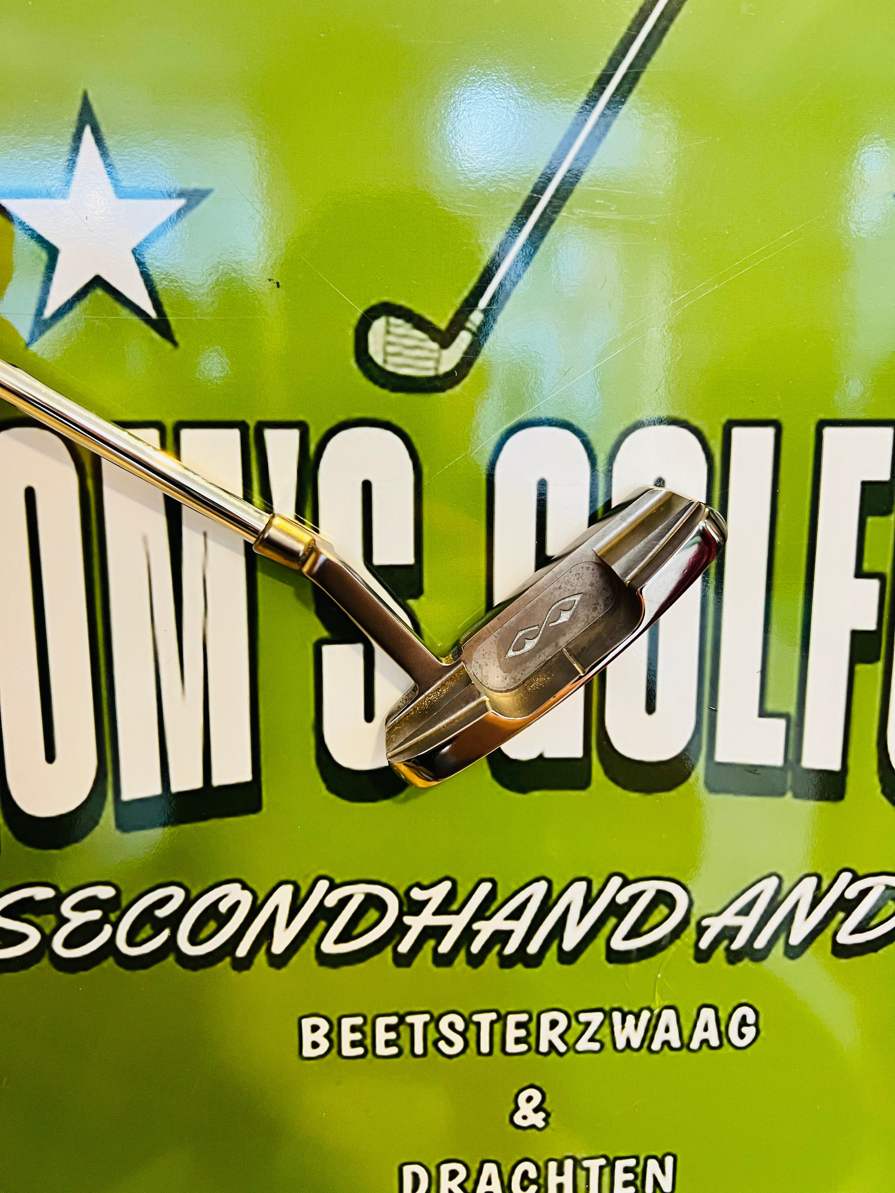 Zijaanzicht van de Snake Eyes Tour Platinum