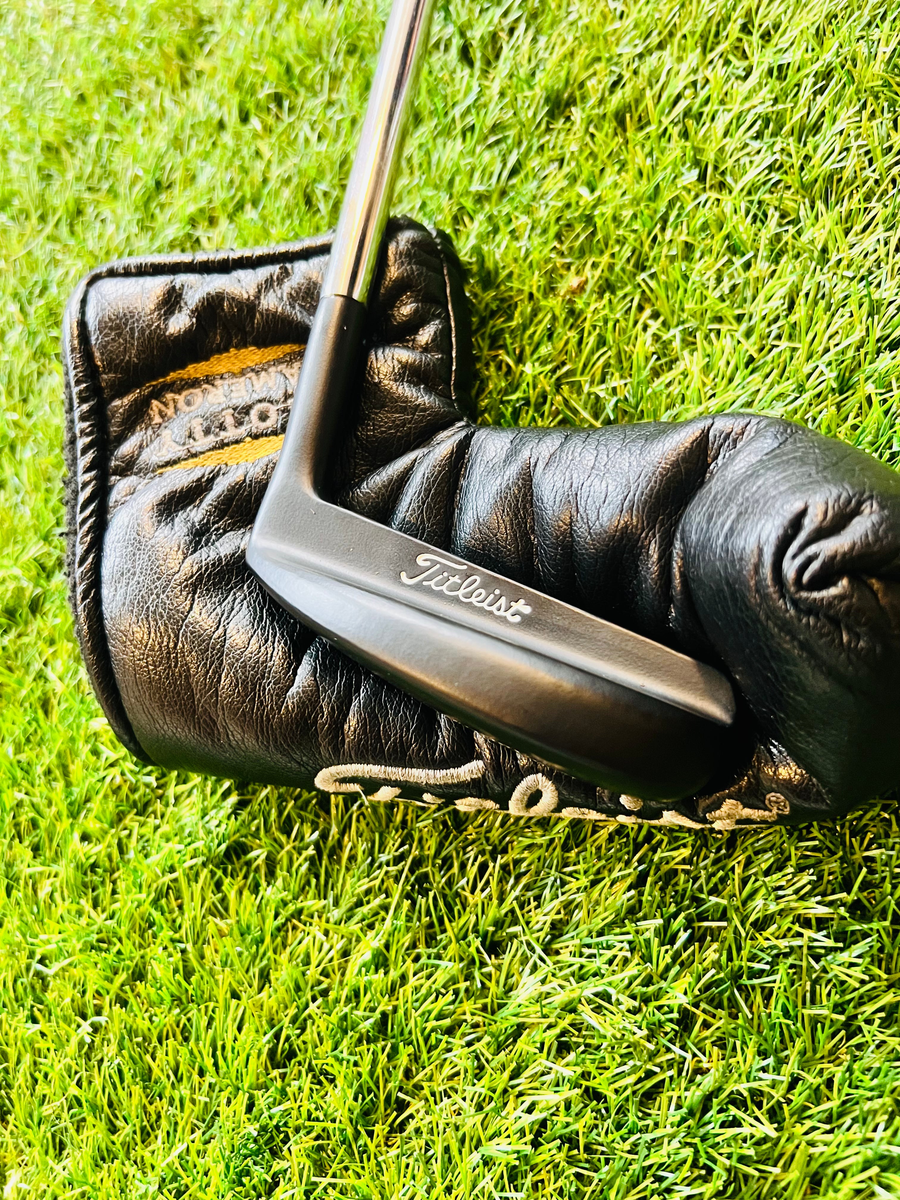 Zijaanzicht van de Titleist Tour Model putter