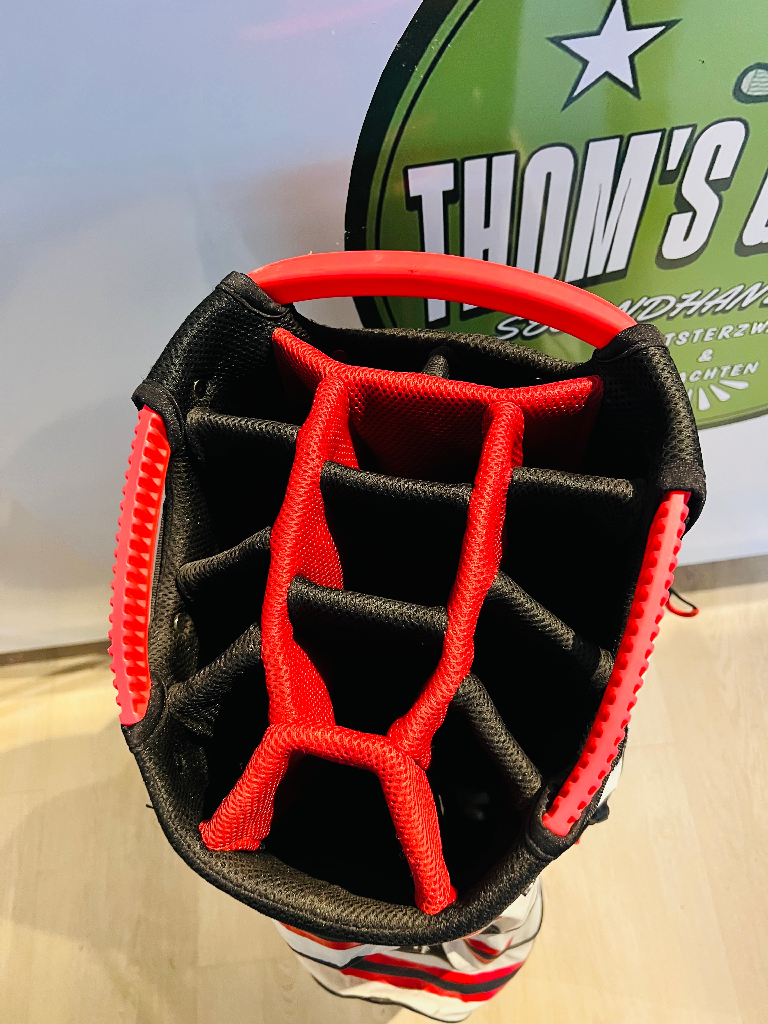 bovenaanzicht van de waterdichte Wilson Staff golftas